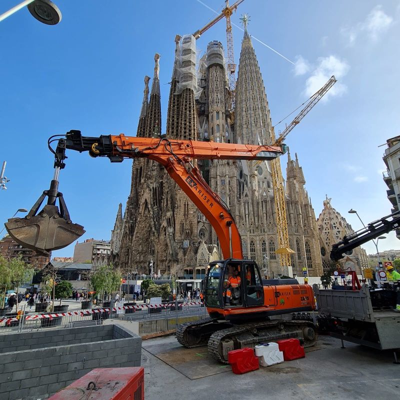 Excavadora Exariser operant a l'entorn de la Sagrada Família de Barcelona